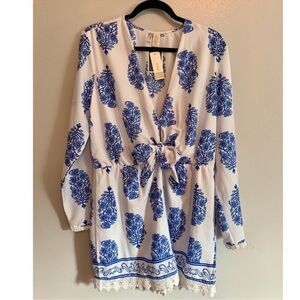 White and blue floral romper‎ excellent new without tags